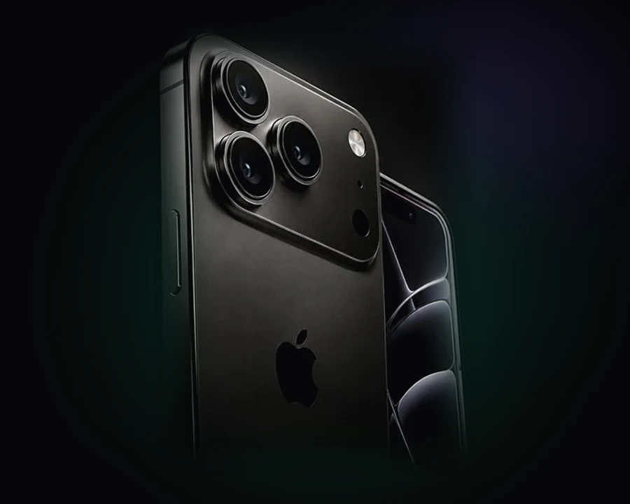 iPhone Pro color grafito, vista trasera con tres cámaras