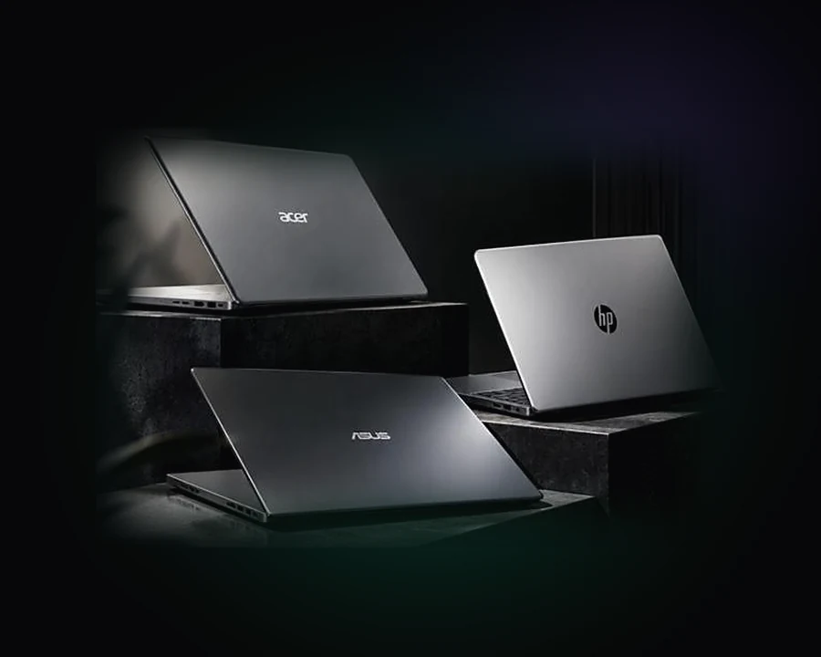 Tres notebooks Acer, Asus y HP sobre bloques de piedra oscura